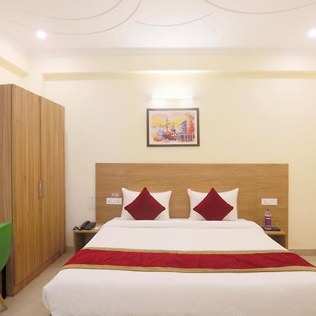 Hotel Lemon Suites & Banquet Noida Sector 62 ภายนอก รูปภาพ