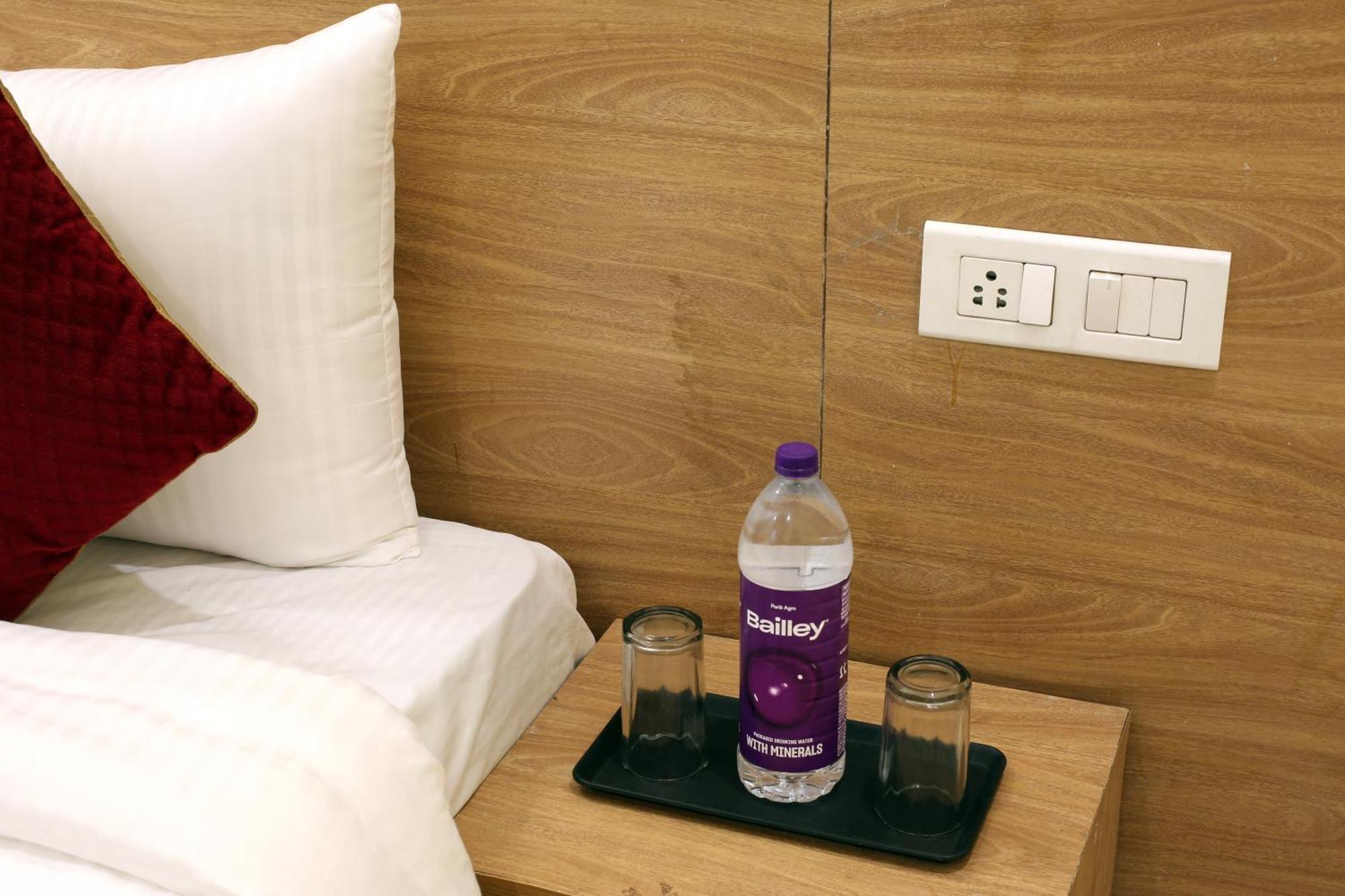 Hotel Lemon Suites & Banquet Noida Sector 62 ภายนอก รูปภาพ