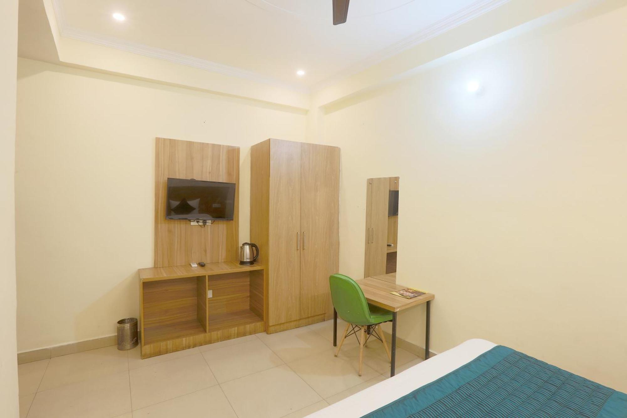 Hotel Lemon Suites & Banquet Noida Sector 62 ภายนอก รูปภาพ