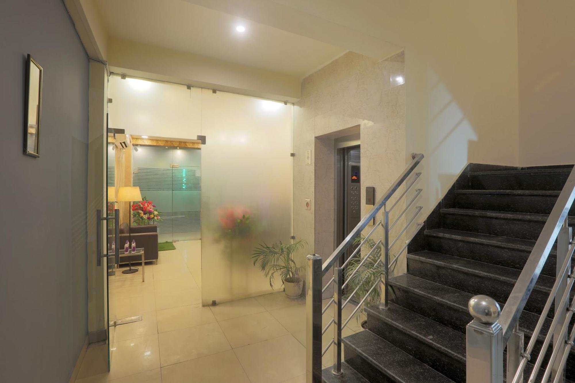 Hotel Lemon Suites & Banquet Noida Sector 62 ภายนอก รูปภาพ