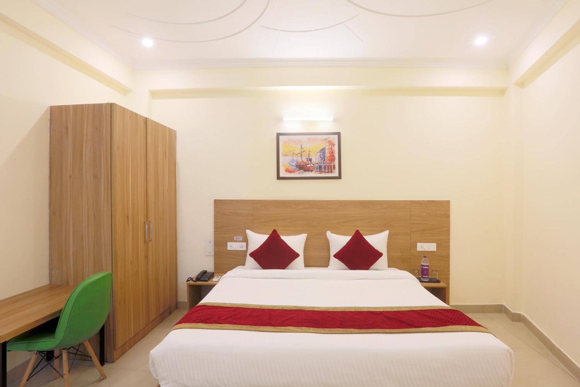 Hotel Lemon Suites & Banquet Noida Sector 62 ภายนอก รูปภาพ