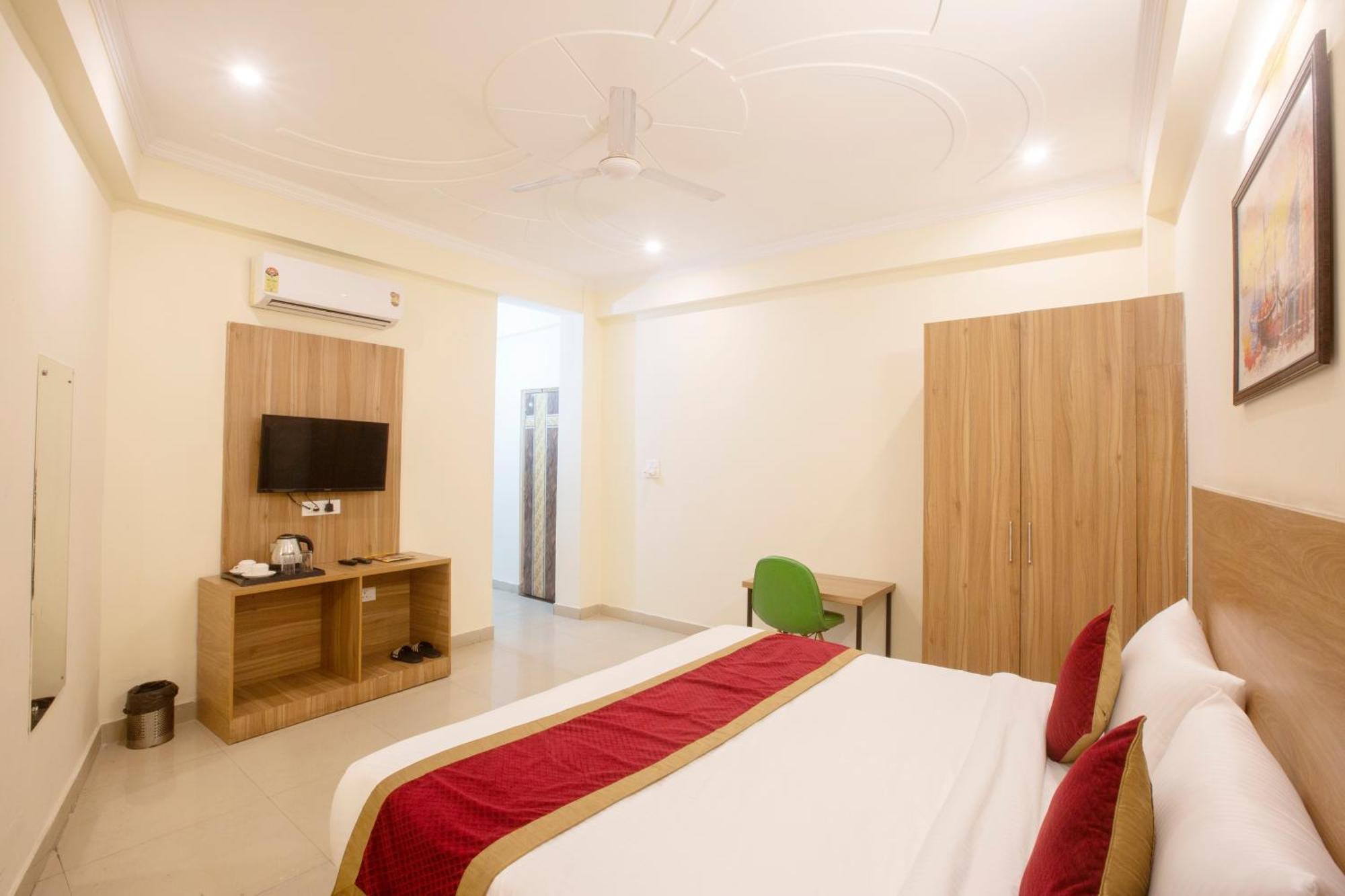 Hotel Lemon Suites & Banquet Noida Sector 62 ภายนอก รูปภาพ