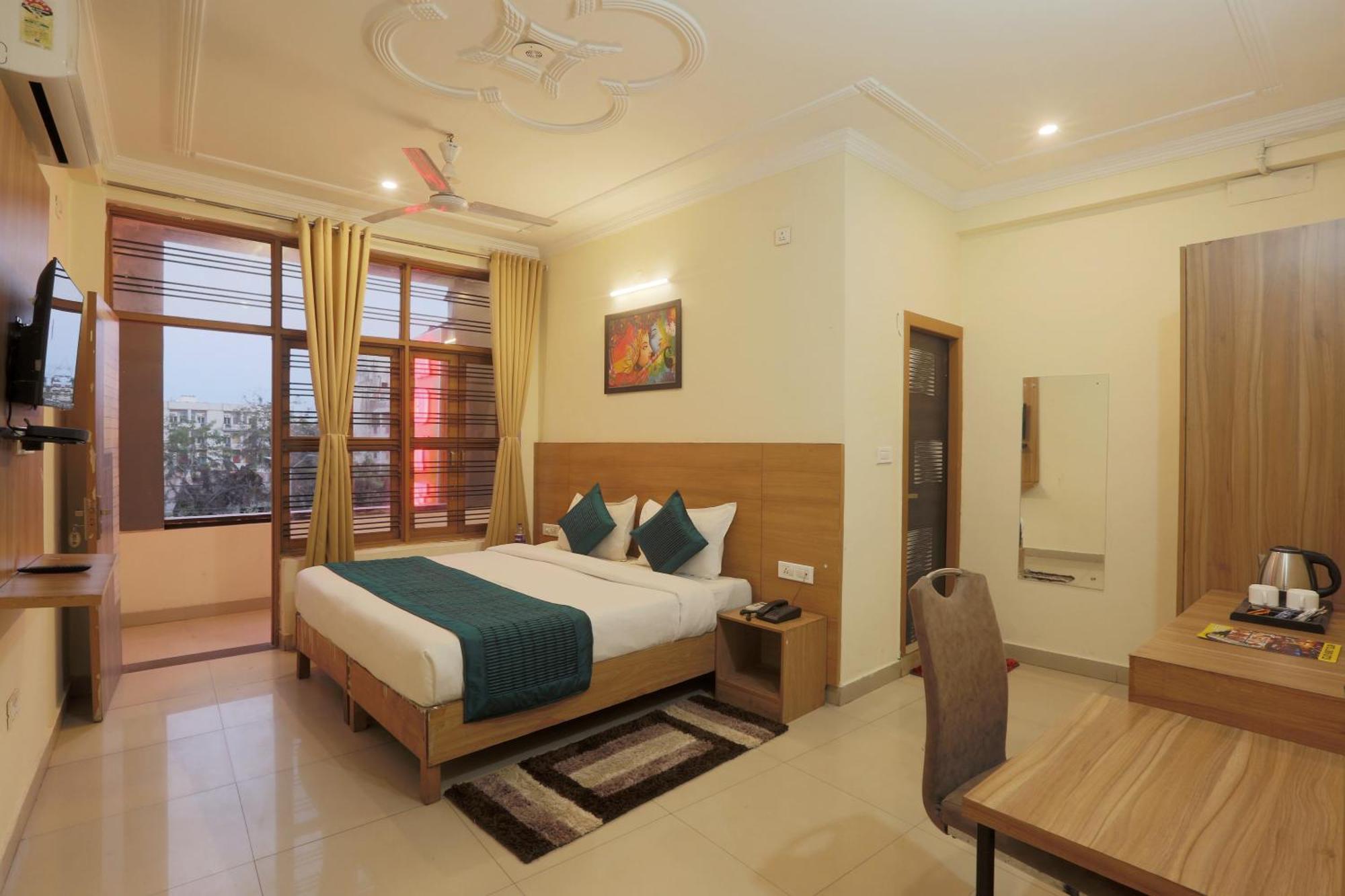 Hotel Lemon Suites & Banquet Noida Sector 62 ภายนอก รูปภาพ