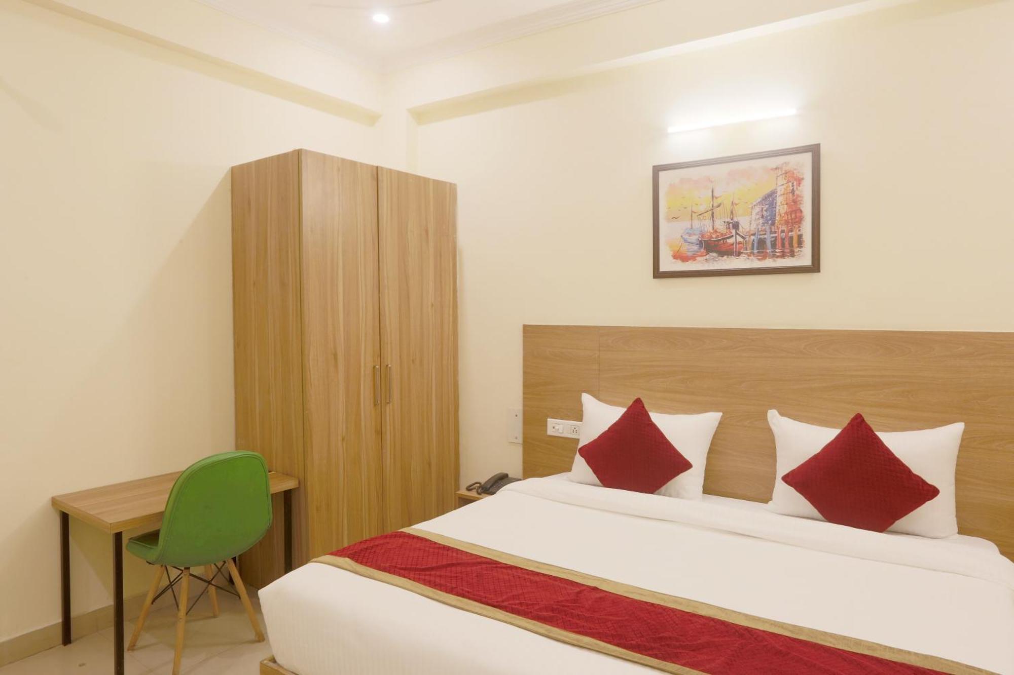 Hotel Lemon Suites & Banquet Noida Sector 62 ภายนอก รูปภาพ