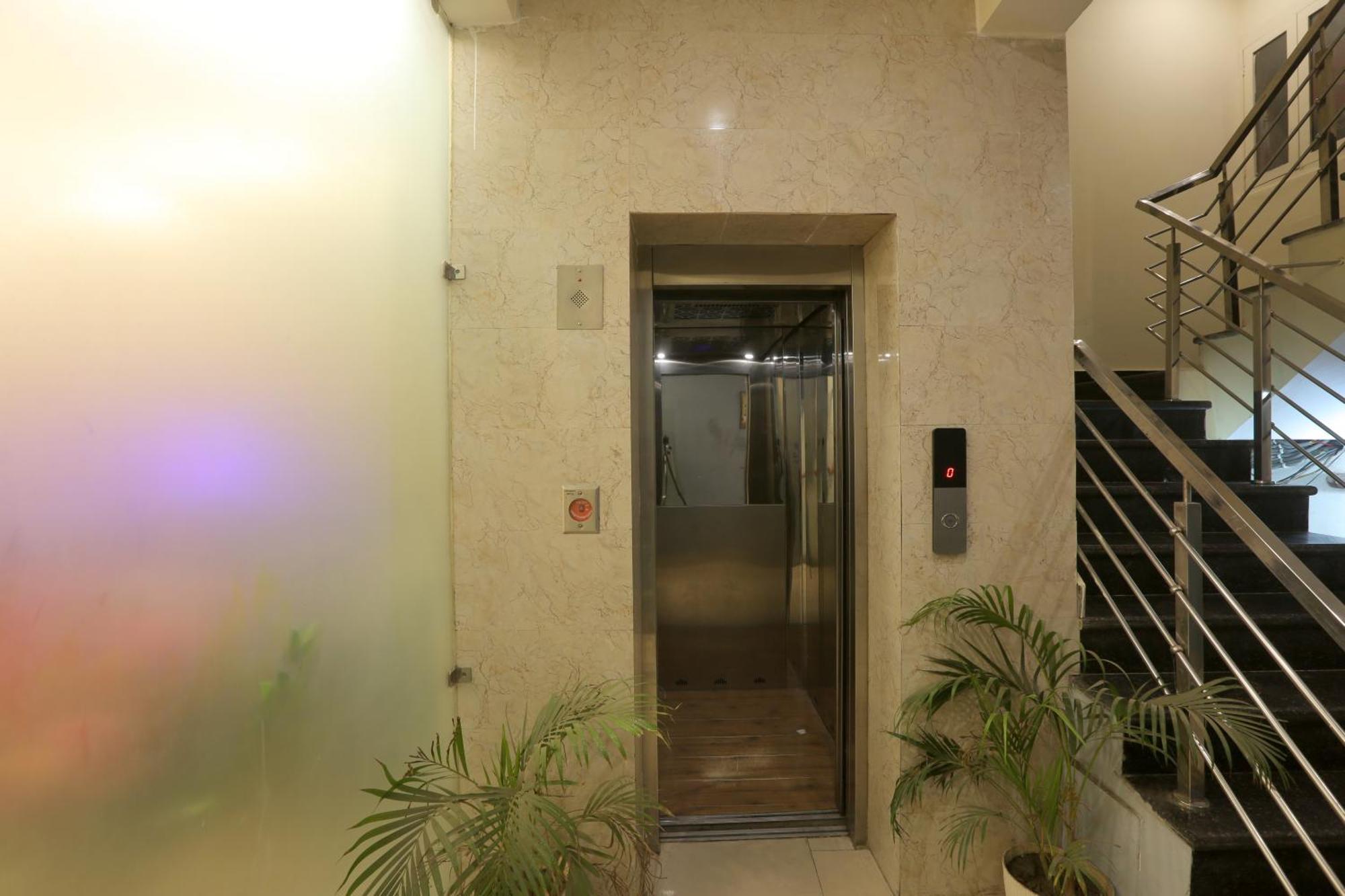 Hotel Lemon Suites & Banquet Noida Sector 62 ภายนอก รูปภาพ
