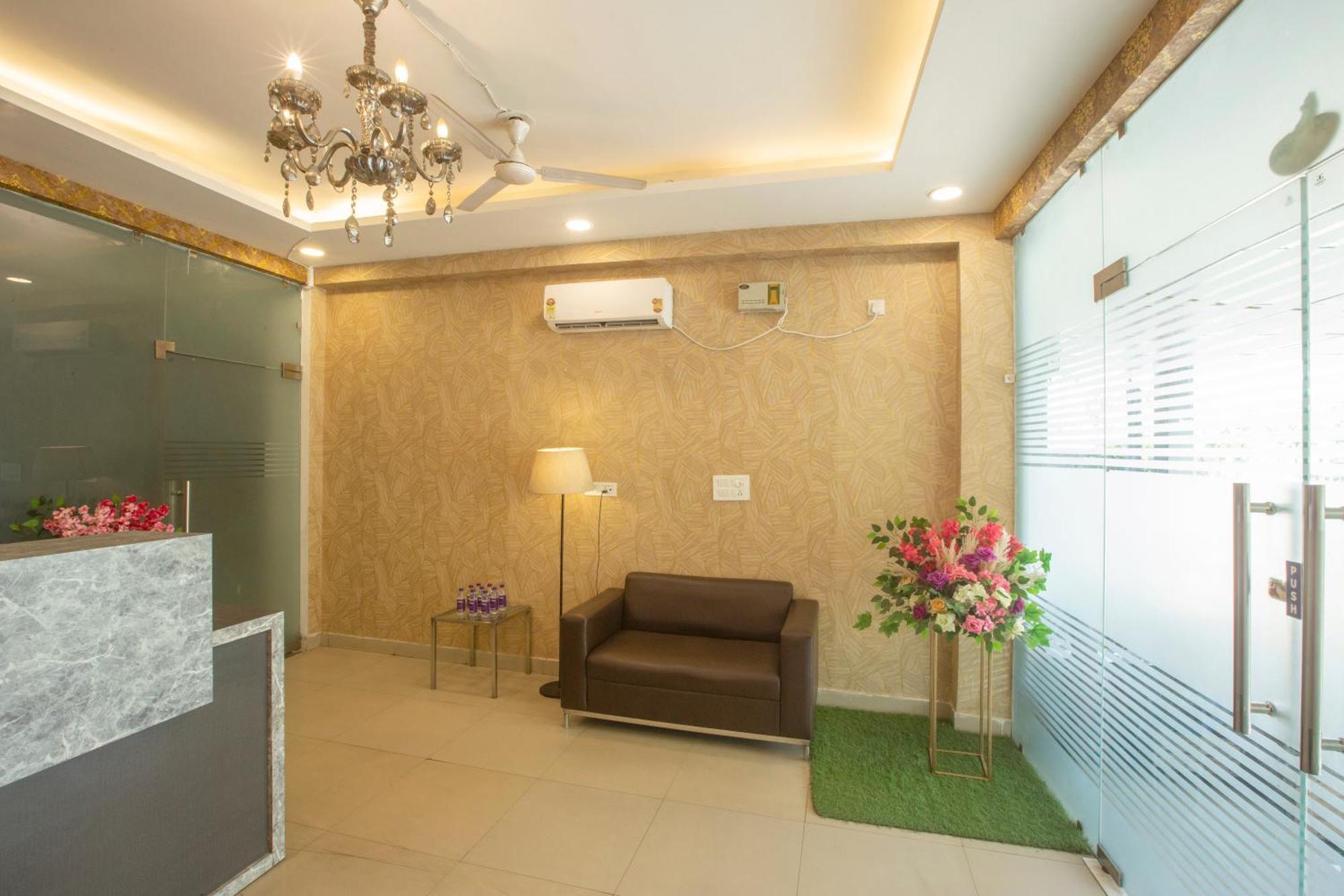 Hotel Lemon Suites & Banquet Noida Sector 62 ภายนอก รูปภาพ