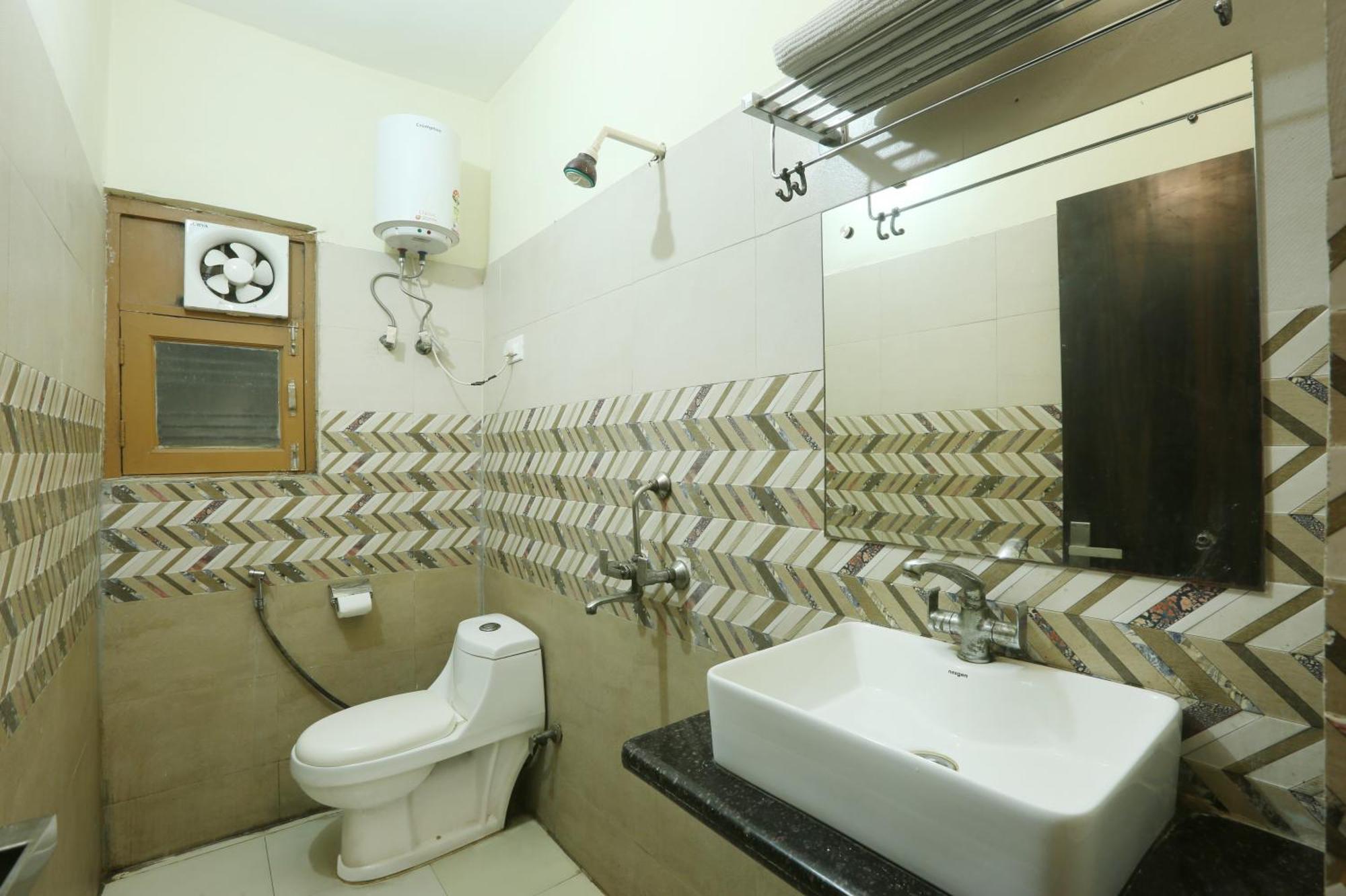 Hotel Lemon Suites & Banquet Noida Sector 62 ภายนอก รูปภาพ