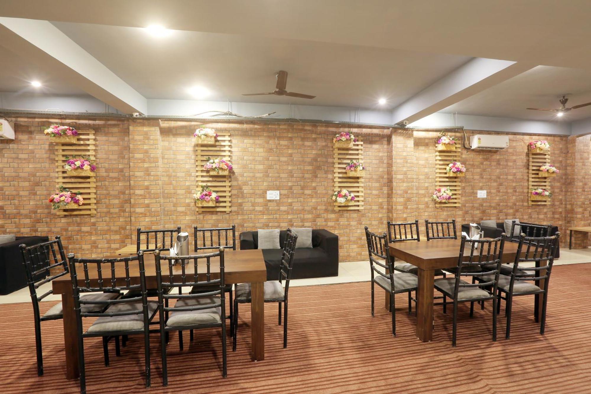 Hotel Lemon Suites & Banquet Noida Sector 62 ภายนอก รูปภาพ
