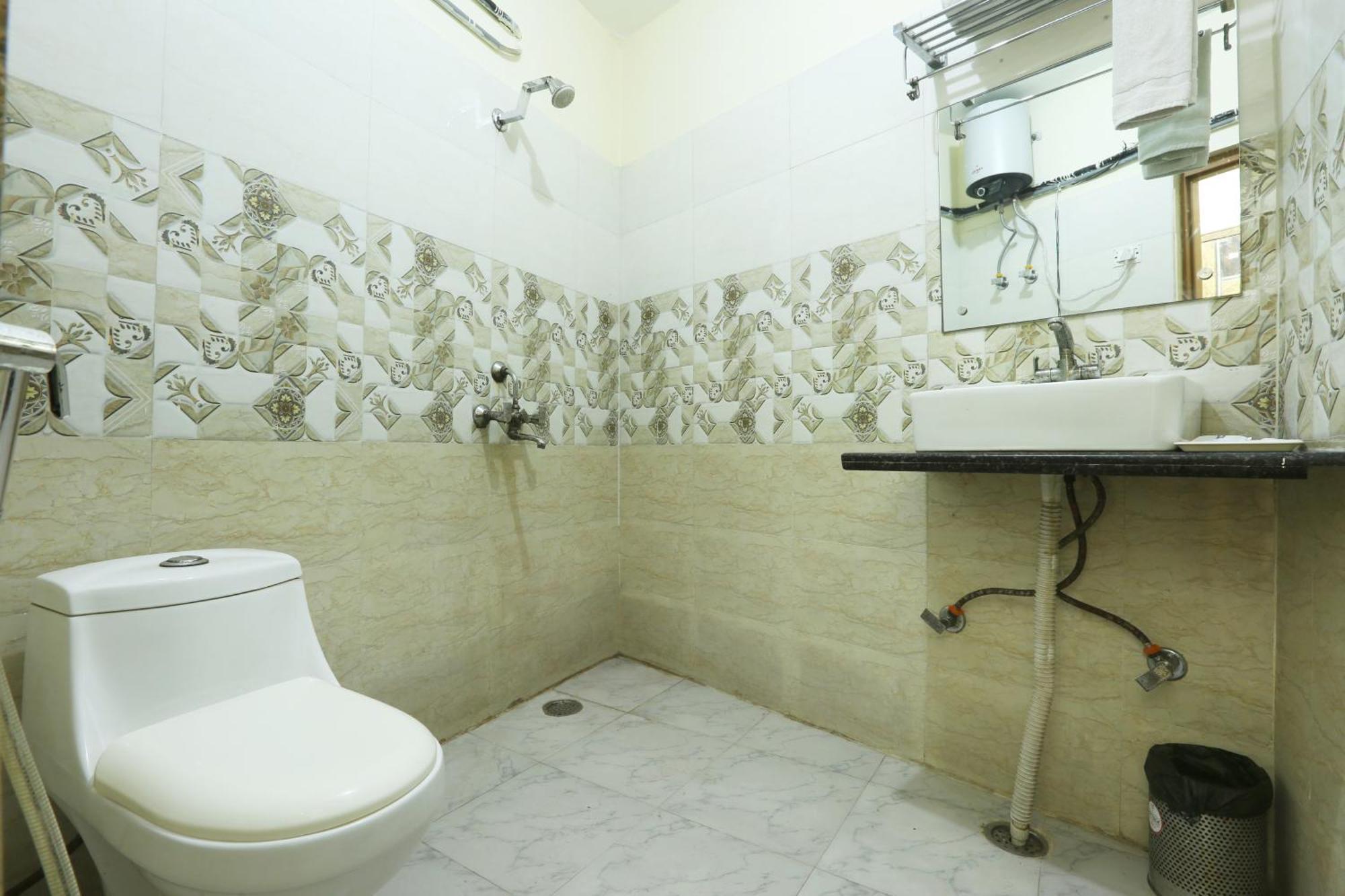 Hotel Lemon Suites & Banquet Noida Sector 62 ภายนอก รูปภาพ
