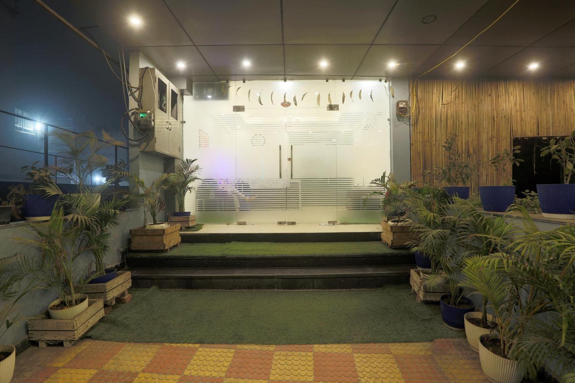 Hotel Lemon Suites & Banquet Noida Sector 62 ภายนอก รูปภาพ